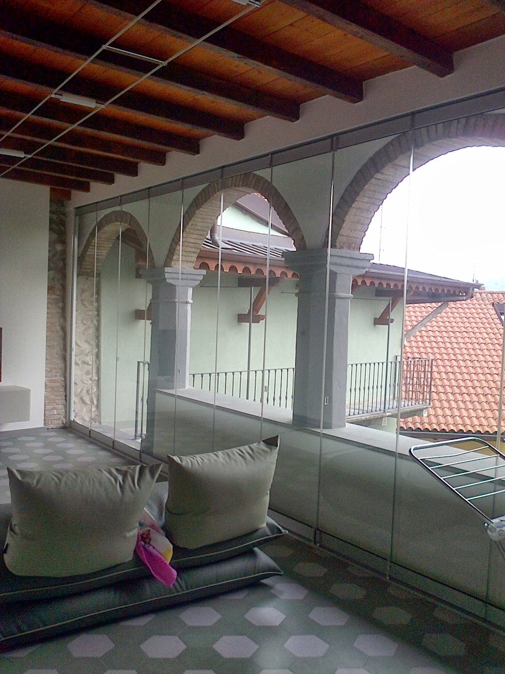 Terrazzo con vetrata, interno arco 